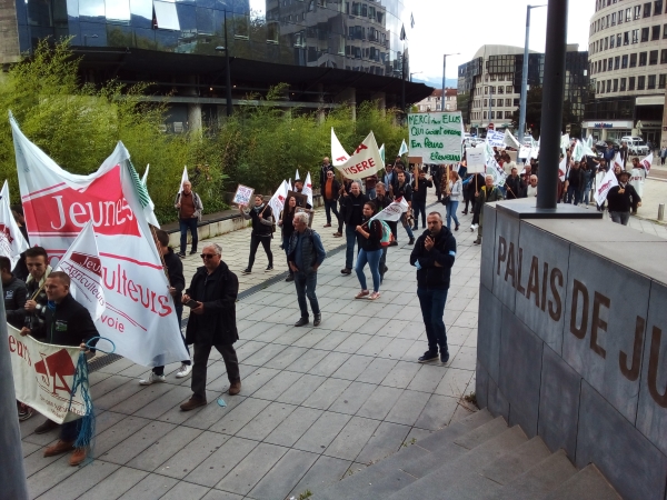 Affaire de la queue de loup : les éleveurs manifestent à Grenoble pour affirmer leur soutien à Jean-Marie Bernard