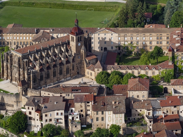 Saint-Antoine-l'Abbaye, un charme architectural
