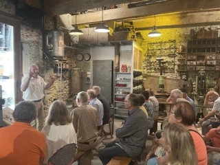 Les anciens en visite au musée de la galoche 