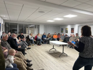 des gens dans une salle