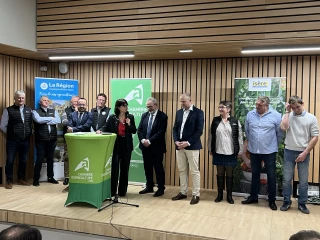 hommes et femmes sur une estrade