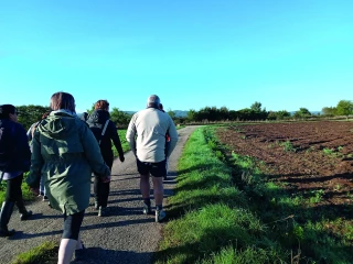 gens de dos sur une route