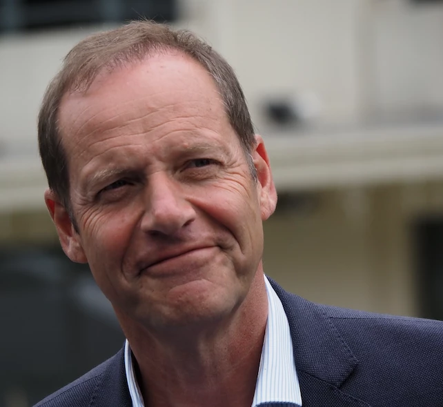 A côté du guidon, il y a la fourche