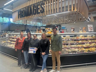 rayon fromage supermarché hommes et femmes