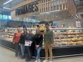 rayon fromage supermarché hommes et femmes