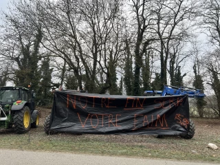 Les agriculteurs coupent la circulation du pont de Briord