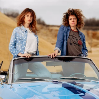 2 femmes une voiture décapotable