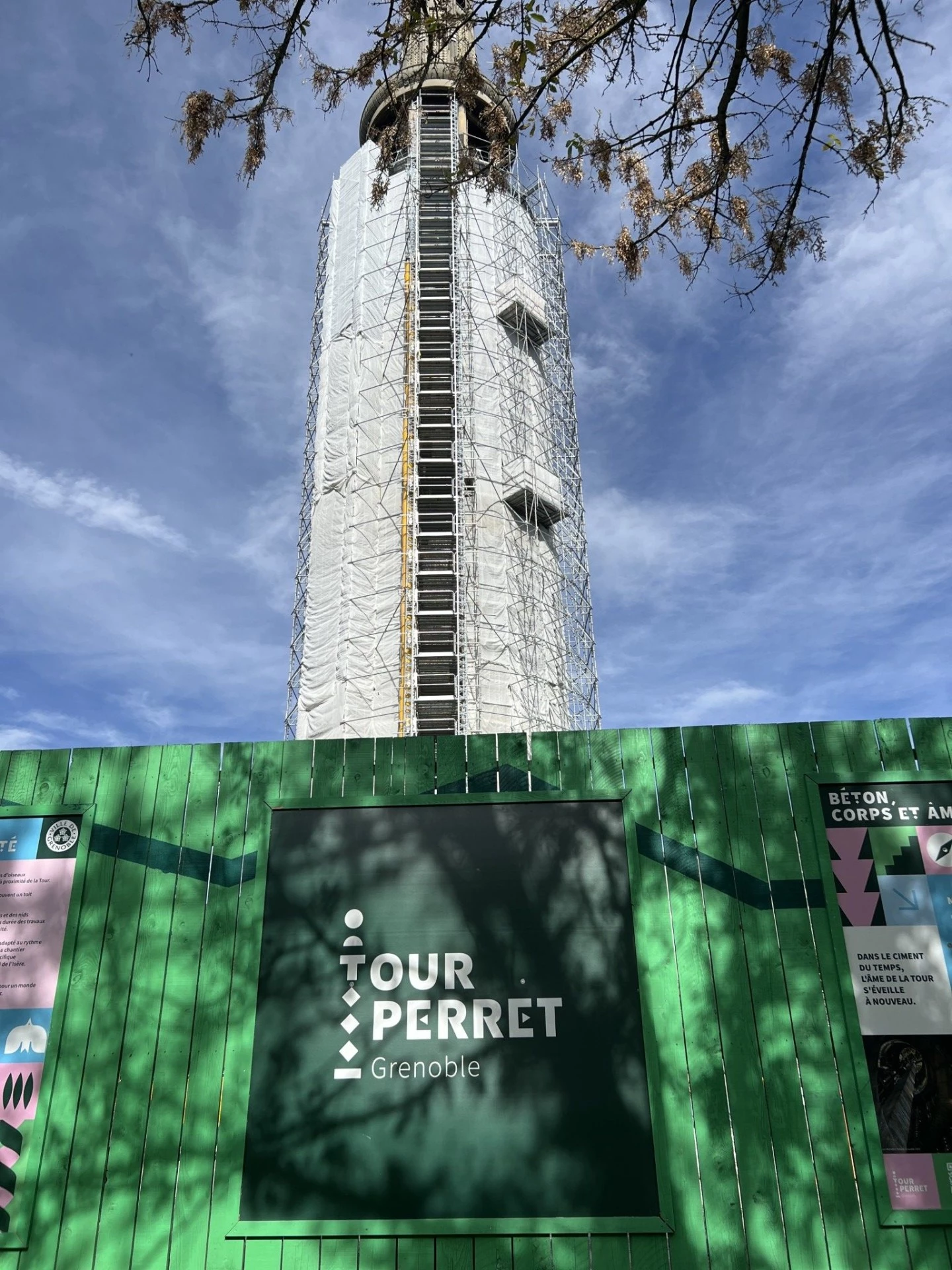 Un parc paysager au pied de la tour