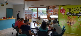 gens autour d'une table