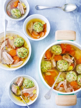 Bouillon à l'effiloche de lapin et gnocchi de pain 
