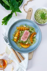 Médaillon de veau aux pêches grillées et amandes, risotto vert. 
