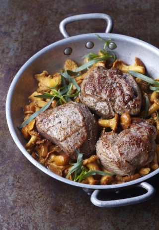 Pavés d'agneau bio et girolles au beurre d'estragon