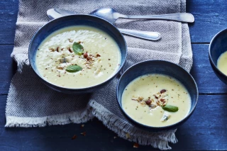 Velouté de pommes de terre au gorgonzola, coriandre, noisettes