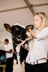 jeune agricultrice + vache