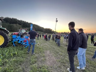 Les agriculteurs isérois découvrent les innovations en matière de désherbage mécanique et de pulvérisation ciblée