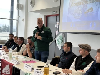 Arnaud Rousseau, le président de la FNSEA, et Loïc Scalabrino, le secrétaire général adjoint de JA national, évoquent leur vision de l'agriculture lors d'une visite en Isère