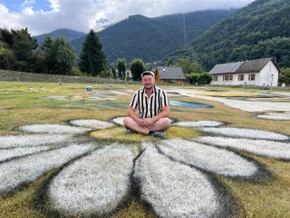 un homme au milieu d'une fleur